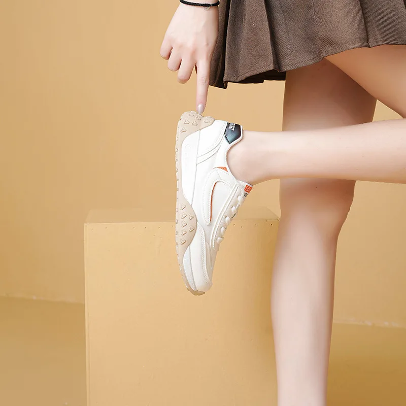 Малки бели обувки новата есенна дамски обувки Корейската версия удобна и универсална модна ежедневни обувки за студентски съвет
