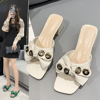 2023 г., нова модни дамски обувки, дамски чехли, летни обикновена кожени чехли на квадратен ток с метална тока и се прави извод, дамски чехли с отворени пръсти