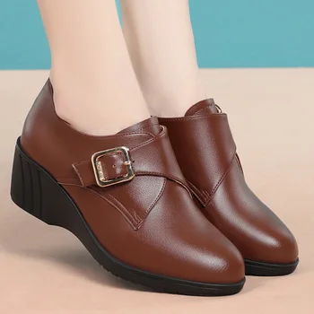 Обувки за майките на средна и в напреднала възраст, мека кожа, Удобни дамски обувки на висок ток, размер 35-42, дамски обувки, пролет-есен, обувки на танкетке.