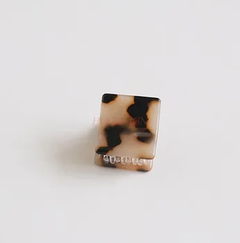 Цветна мини-шнола във формата на шахматна дъска, изчистен прическа
